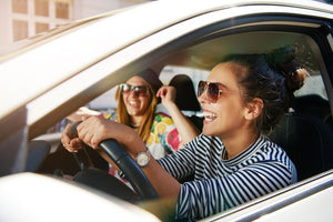 Junge Frauen fahren konzentriert Auto